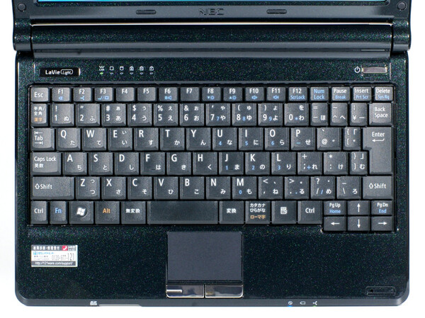 キーピッチ17mm、キーストローク2mmの標準的なキーボードを採用