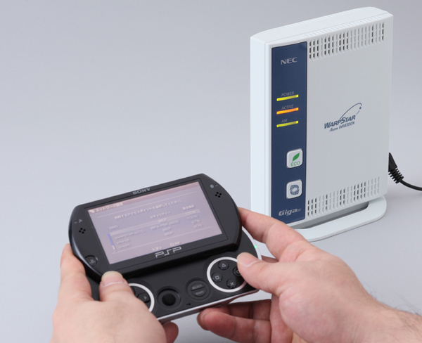 PSP goはIEEE 802.11b／gに対応しており、アクセスポイント付きのブロードバンドルータなどを介して「PlayStation＠Store」に直接アクセスしてゲームをダウンロードすることが可能