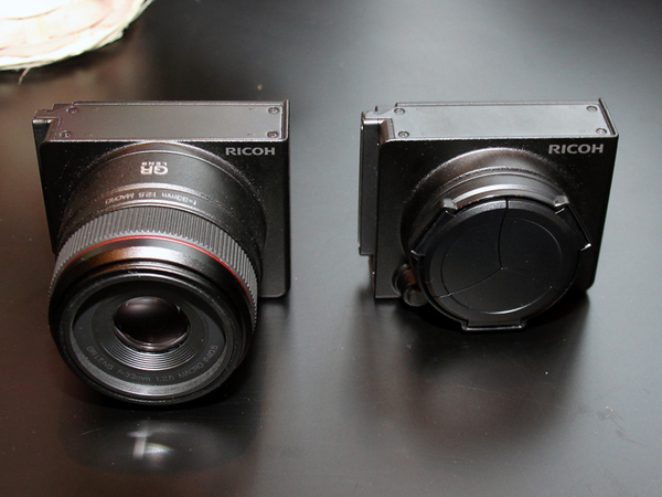 同時発売のカメラユニット。「GR LENS」（左）と「RICOH LENS」（右）