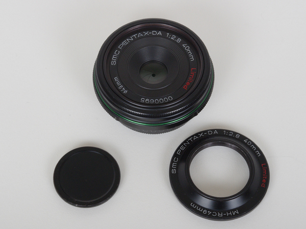 DA40mm F2.8 Limited。専用のフードは同梱。レンズキャップはこのフードの先端にねじ込むタイプになっている