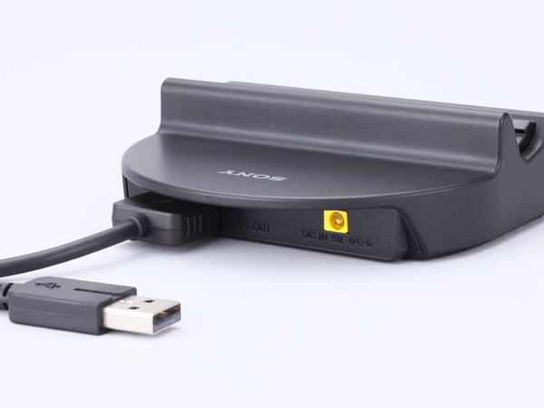 PSP-N340の背面。PSP goに付属するUSBケーブルを接続することが可能。ACアダプター用のコネクタもあり、従来のPSPのACアダプタを接続できる