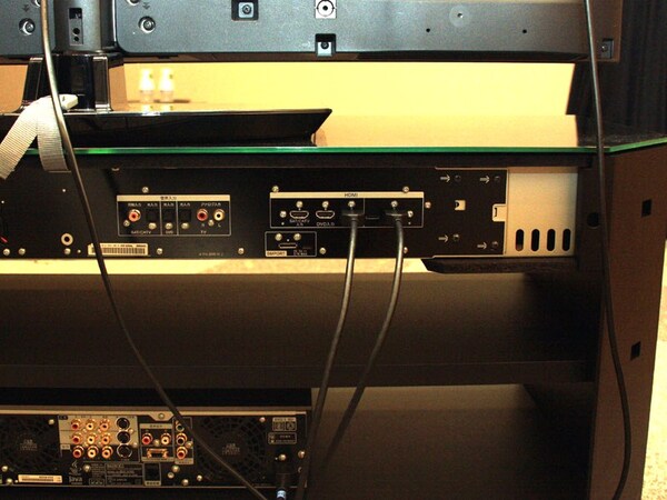 ソニーのラックシアターシステム「RHT-G950」の背面。テレビやBDレコとはHDMIで接続するだけ。ちなみにウォークマン専用端子もあり、普段持ち歩いている音楽をラックシアターで出力できる