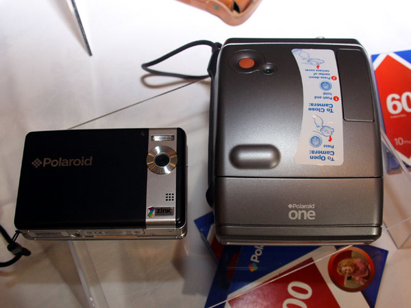 プリンタ内蔵デジカメの「Polaroid TWO」（左）と、インスタントカメラ「Polaroid ONE」（右）