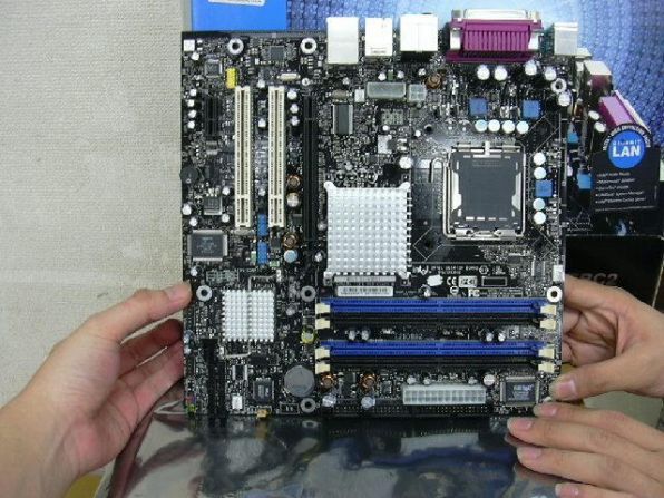 Intel 925XE搭載マザーボードの例