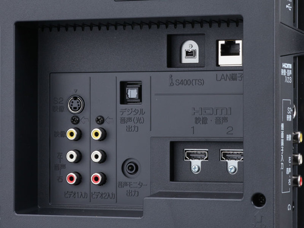 背面の入出力端子。HDMI端子は2系統。ビデオ入力や光デジタル音声出力のほか、LAN端子やi.LINK端子まで備える