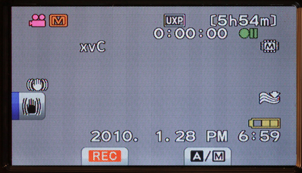 ビクターの撮影状態の画面。下部にあるタブ状の表示は、モニターの下にあるボタンに対応している