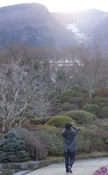 手ブレ評価のため、カメラ片手に歩く筆者。まだ日は出ていたものの、山は極寒の寒さだった