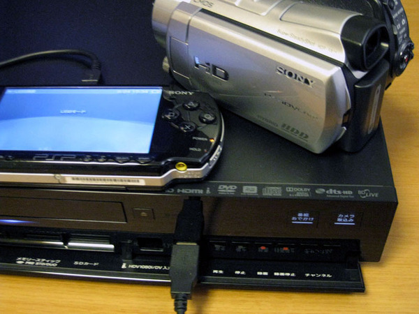 デジタルHDビデオカメラやPSPなどをUSBで接続すると、「カメラ」取り込みボタン、「番組おでかけ」ボタンが点灯する。ワンタッチでのビデオ取り込みや、おでかけ転送が可能になる