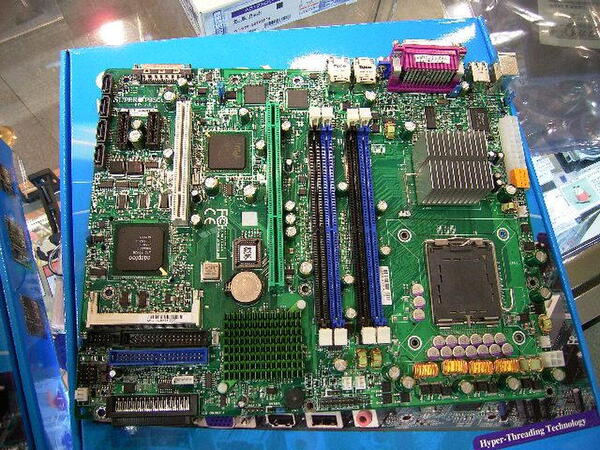 E7221チップセットを搭載したマザーボードの例