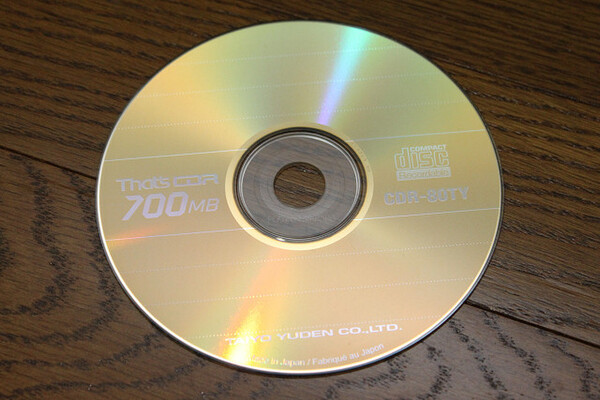 写真は10年前のバックアップ用CD-R