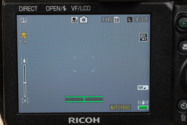 シーンモード「ズームマクロ」時の背面液晶画面。左隅のズームスライダーの位置は中央付近になり固定されてしまう