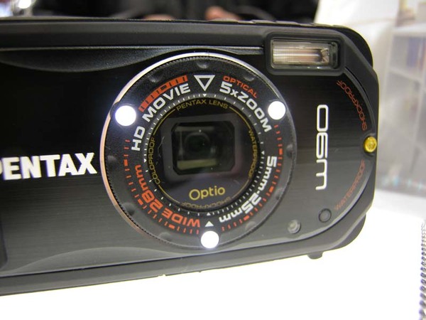 コンパクト機ではタフネスボディの「Optio W90」が面白い。耐水・耐衝撃に加えてユニークなのが超近接マクロの顕微鏡モードだが、レンズ周囲には3つのLEDが搭載され、マクロライトとして機能する