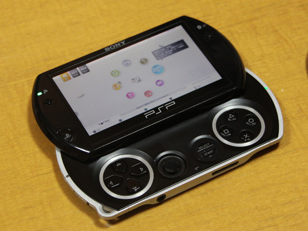 PSPの「リモートプレイ」でtorneを操作。この間、テレビの画面にはリモートプレイ中である旨のメッセージのみが表示される