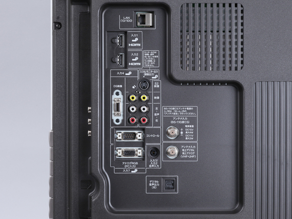 背面の入力端子。HDMI2系統をはじめとするビデオ入力端子群のほか、PC入力やネットワーク端子なども備えている