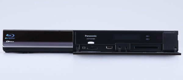 前面には、i.LINK端子、SDメモリーカードスロット、USB端子、B-CASカードスロットを備える。装備に関しては前機種と同じ