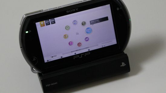PSP（PSP go）の「リモートプレイ」でtorneを利用。専用スタンドを組み合わせれば、小型テレビのように使えて意外と便利