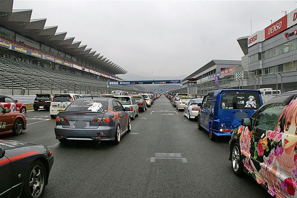 Ascii Jp 痛車渋滞6km 富士スピードウェイが萌え尽きた 1 5