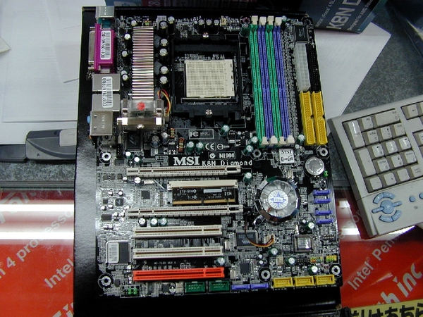 nForce4 SLI搭載マザーボードの例
