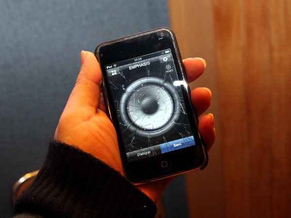 iPhone／iPod touch用アプリケーション「iControlAV」を使うことで、様々なコントロールが行なえる