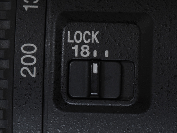 本連載で当初使用するAF-S DX 18-200G VRIIは、光学手ブレ補正「VRII」を搭載しており、望遠側でも手ブレの心配が少ない高倍率ズームレンズ。持ち歩いているときなど、レンズ自体の自重でレンズの全長が伸びてしまわないようにロックが付いている