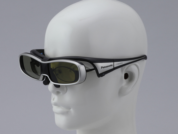 付属する3Dメガネの装着イメージ。テンプル部分は柔らかい樹脂を使っており、頭部へのフィット感を高めている。重量も63gと軽量だ