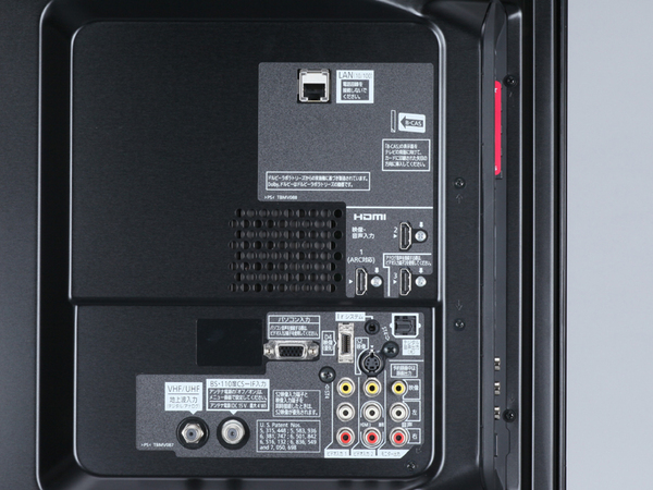 TH-P50VT2の背面の端子部。入出力端子などは一般的な薄型テレビと同様で、3Dテレビ独特の端子類などはない。3D信号対応のHDMI端子×3など、装備は充実