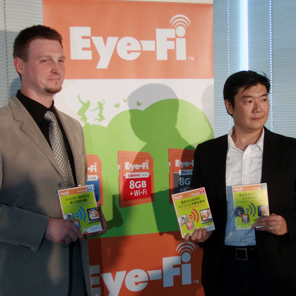 左は今回の発表に合わせて来日したEye-Fi本社プレジデント兼CEOのJef Holove氏。右はアイファイジャパン代表取締役の田中大祐氏