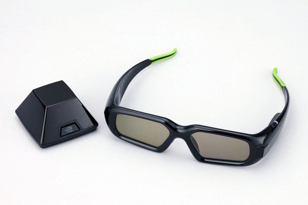 3D Visionの眼鏡と赤外線ユニット