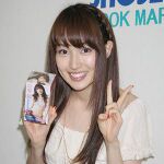 高梨臨が初トレカで色っぽい水着姿を披露！