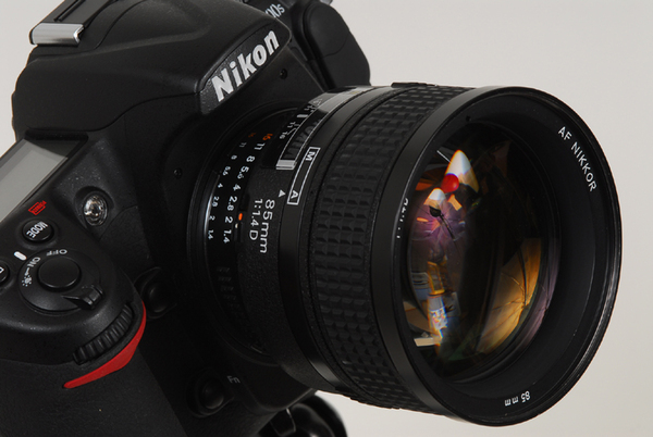 Ai AF Nikkor 85mm f/1.4D IFをD300Sに装着。しかし中望遠というよりは望遠レンズ