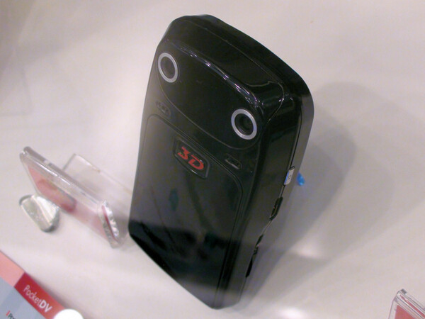 台湾AIPTEK社の「世界初のポケットサイズ3D HDカムコーダー」なる「i200」