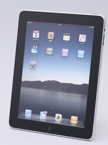 9.7型のIPS液晶を採用した「iPad」。iPhone／iPod touchのホーム画面と比べると、アイコンの配置がかなりゆったりしている。なお壁紙は自由に設定可能