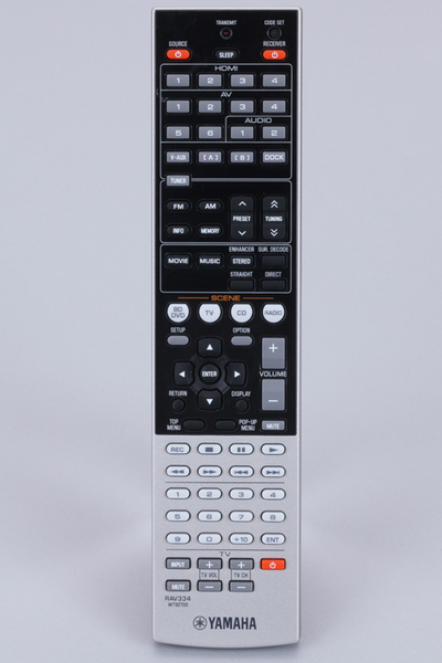 付属のリモコン。SCENEボタンはこちらにも備わっている。薄型テレビをはじめ、接続した機器の操作も可能な多機能タイプだ
