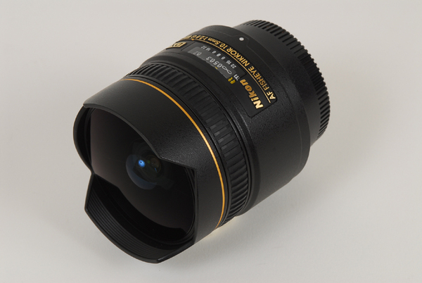 「AF DX Fisheye-Nikkor 10.5mm f/2.8G ED」（7万8000円前後）