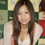 胸がドキドキ露出。佐山彩香がセクシーサロペット姿で握手会！