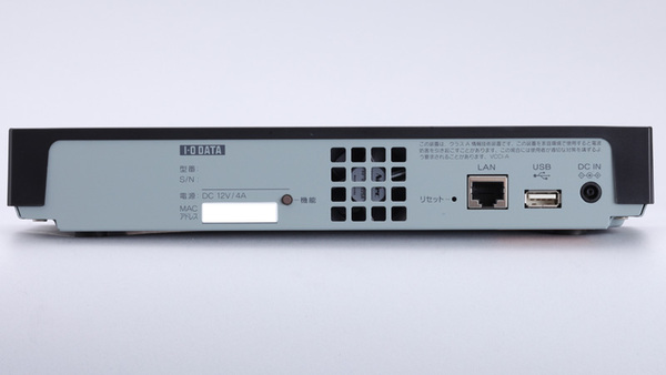 本体背面。10/100/1000Base-TX対応のEthernet端子を搭載。USB端子も装備する