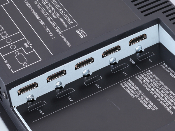 HDMI端子は4入力／1出力を装備。ワンボディのホームシアター機器としてはかなり充実した装備。BDレコだけでなく、ゲーム機など多彩な機器との接続が可能だ