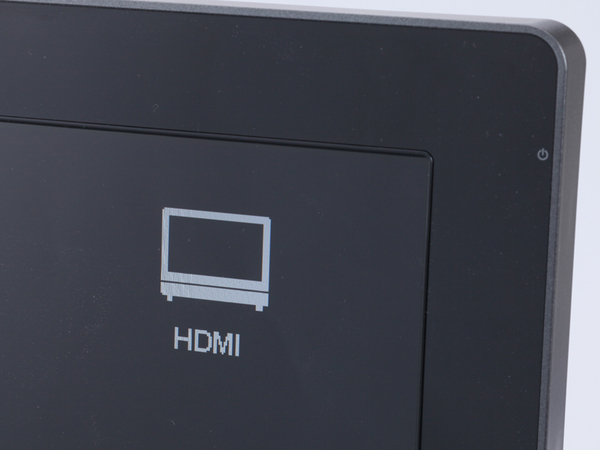 本体左側の「MODE」ボタンでHDMI入力に切り替えられる。切り替えると画面に写真のような表示が現れる