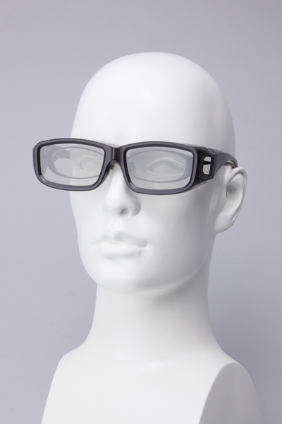 3Dメガネは電池が不要で軽い。3980円で追加購入できる