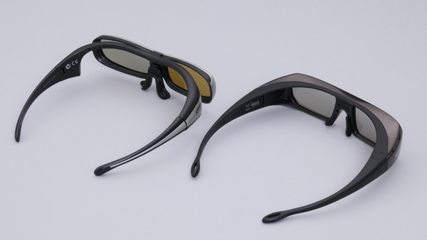 3Dメガネを後方から見たところ。つるの部分の形状の違いがよくわかる。ちなみに、TH-P50VT2には1個、KDL-52LX900には2個付属する