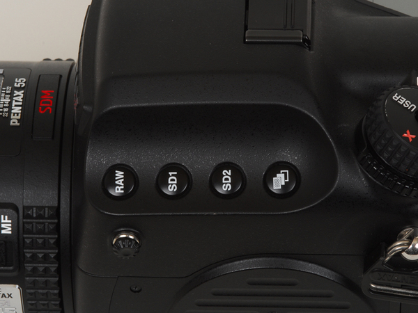 各SD/SDHCスロットの画質設定ボタンとRAWボタン、露出ブラケットボタンが並んでいる。メニュー階層から設定するのでなく、ダイレクトに設定できる仕様にしてあるのはうれしい
