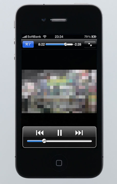「iPhone 4」と「TVPlayer」。TVPlayerは無料でダウンロードできる