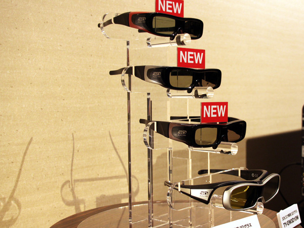 上3つが新しい3Dメガネ。上からコンパクト、標準、ゆったりとなる。それぞれカラーが異なっている