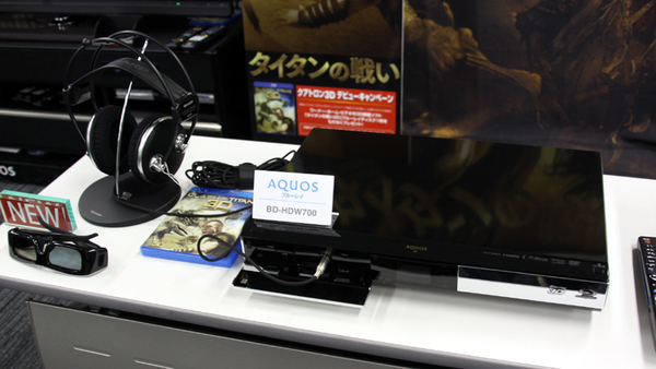 2TB HDD内蔵の「AQUOS ブルーレイ BD-HDW700」（実売価格27万円前後）。1TB HDD内蔵の「BD-HDW70」（実売価格19万円前後）もある