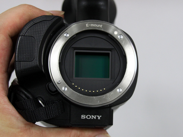「Exmor APS HD CMOSイメージセンサー」。通常のビデオカメラのセンサー（1/2.88型）と比較して約19.5倍の面積になる
