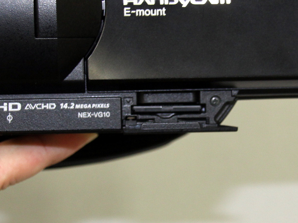 液晶モニターの下部にあるメモリースティック／SDメモリーカードスロット