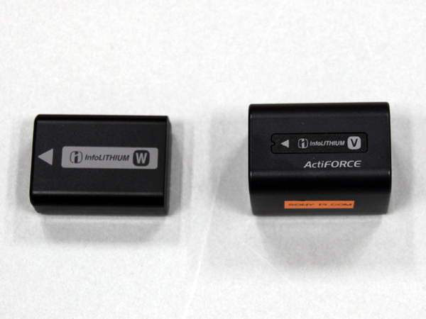 付属のバッテリー（右）と、NEX-5用バッテリー（左）の比較。サイズは近いが、容量はかなり差がある
