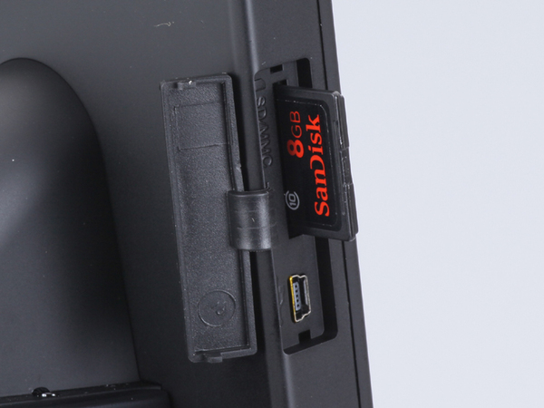 EV5610のSDメモリーカードスロット。静止画や動画の保存が可能だ