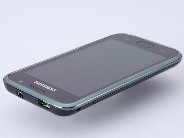 「Galaxy S」。本体の薄さは9.9mmでiPhone 4より0.6mmほど厚い。重量は119gと、iPhone 4と比べて18gほど軽い