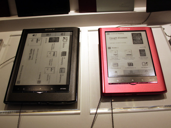 6型ディスプレー搭載の「Reader Touch Edition」（左）と5型の「Reader Pocket Edition」（右）